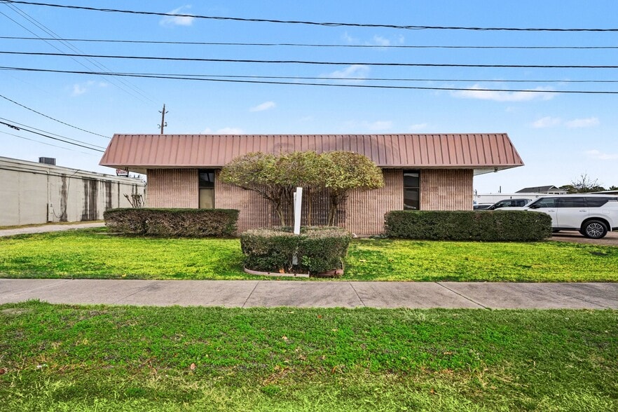 More Photos Of 2405 S Grand Blvd, Pearland Office For Sale