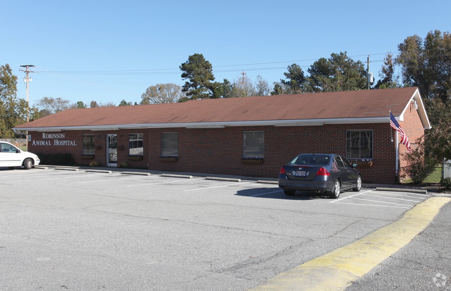 Primary Photo Of 1002 E Main St, Clayton Veterinarian Kennel For Sale