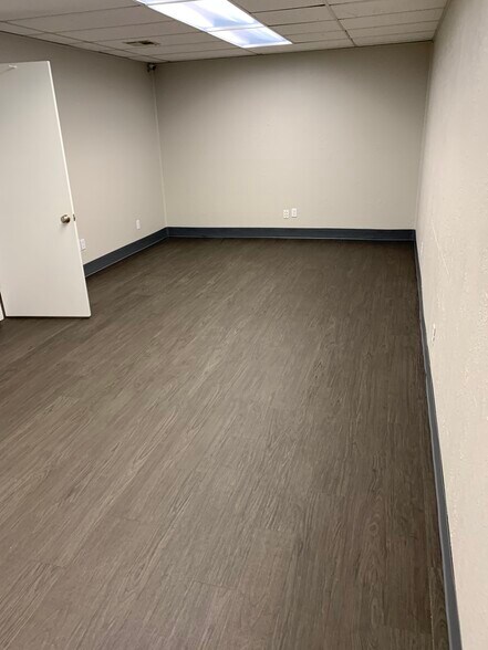 More Photos Of 10308 State Line Rd, Leawood Office For Lease