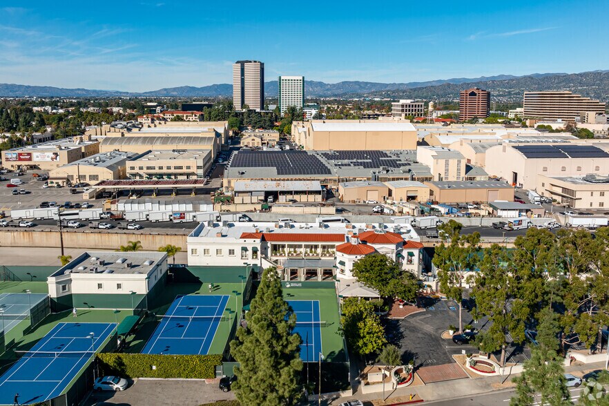 More Photos Of 6711 Forest Lawn Dr, Los Angeles Office For Lease