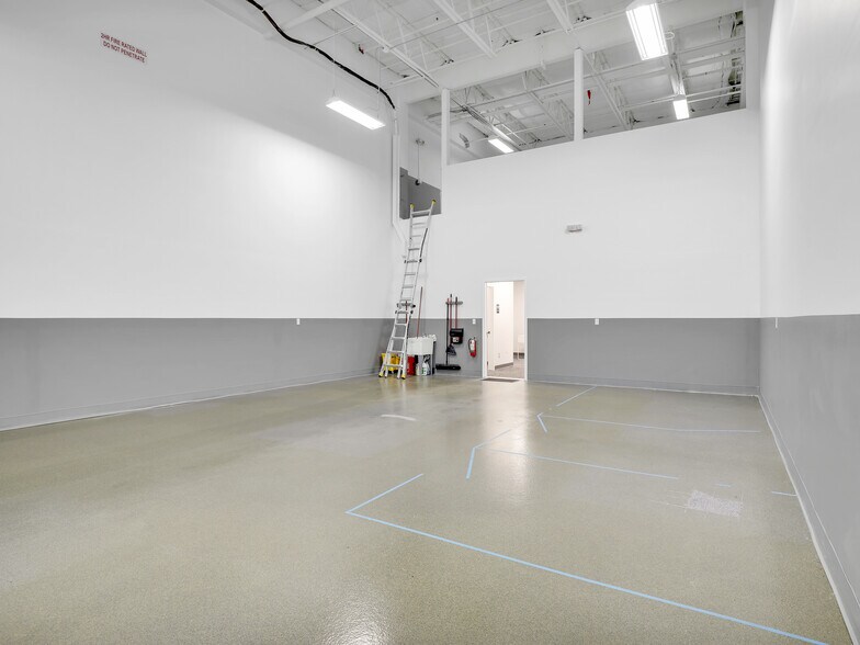 More Photos Of 8801 Business Park Dr, Fort Myers Warehouse For Sale