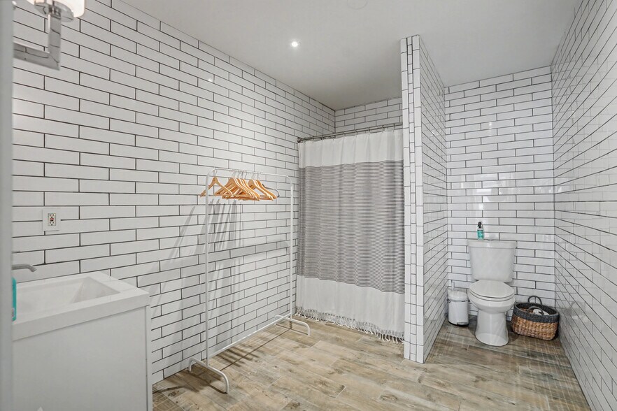 More Photos Of 2323 Barnard St, Savannah Storefront Retail Office For Lease