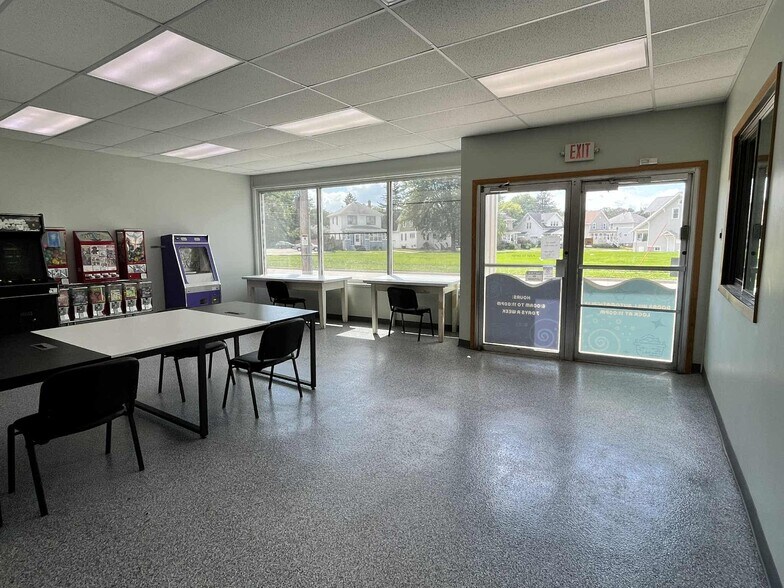 More Photos Of 337 Fond du Lac Ave, Fond Du Lac General Retail For Sale