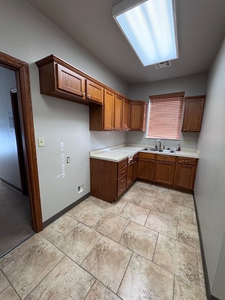 More Photos Of 1448 N Mustang Rd, Mustang Office For Lease