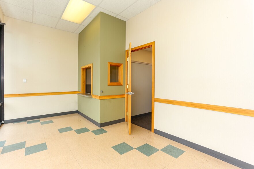 More Photos Of 2705 E Lincoln Ave, Sunnyside Unknown For Lease