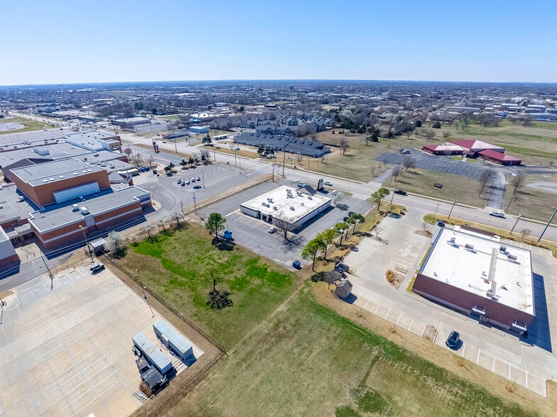 More Photos Of 400 N Eastern Ave, Moore Medical For Sale