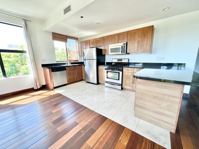 More Photos Of 8811 Burton Way, Los Angeles Apartments For Sale