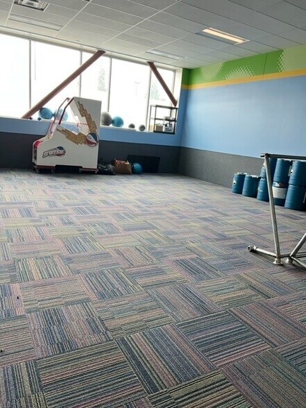 More Photos Of 465 W Arlington St, Gladstone General Retail For Sale