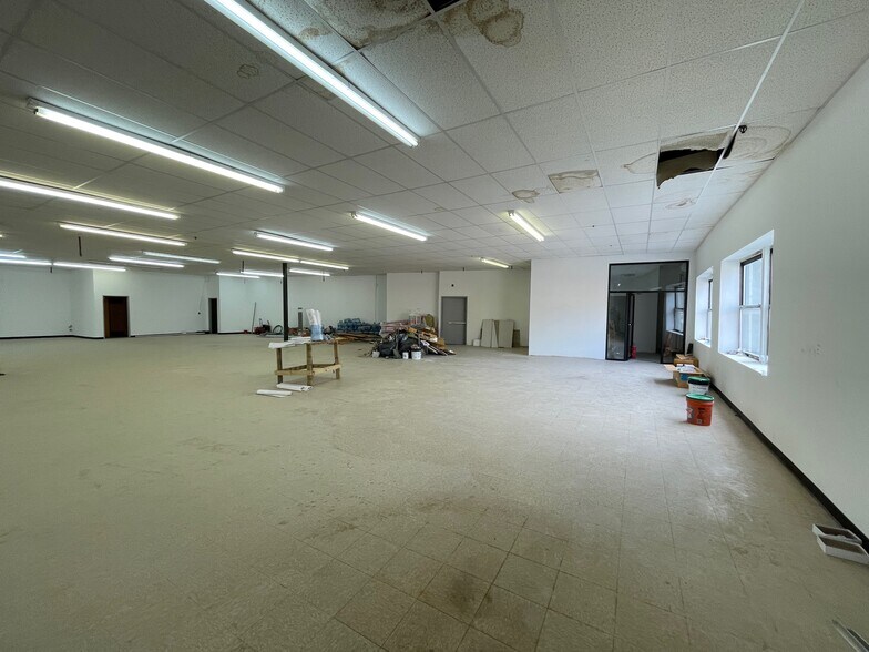 More Photos Of 40-2038 W Burnside Ave, Bronx Storefront Retail Office For Lease