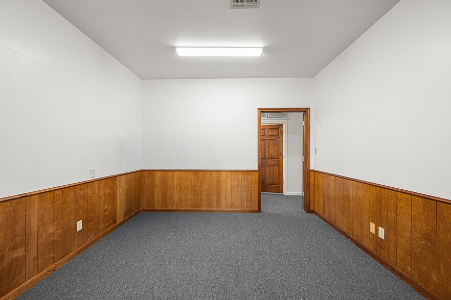 More Photos Of 1350 Avenue D, Katy Office For Sale