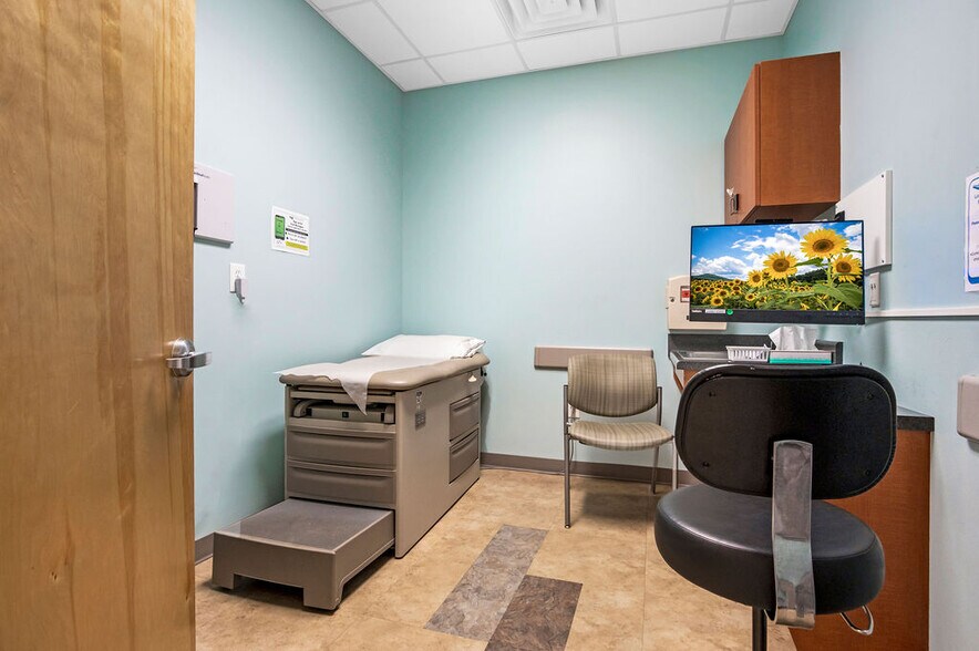 More Photos Of 4275 Western Blvd, Jacksonville Medical For Sale