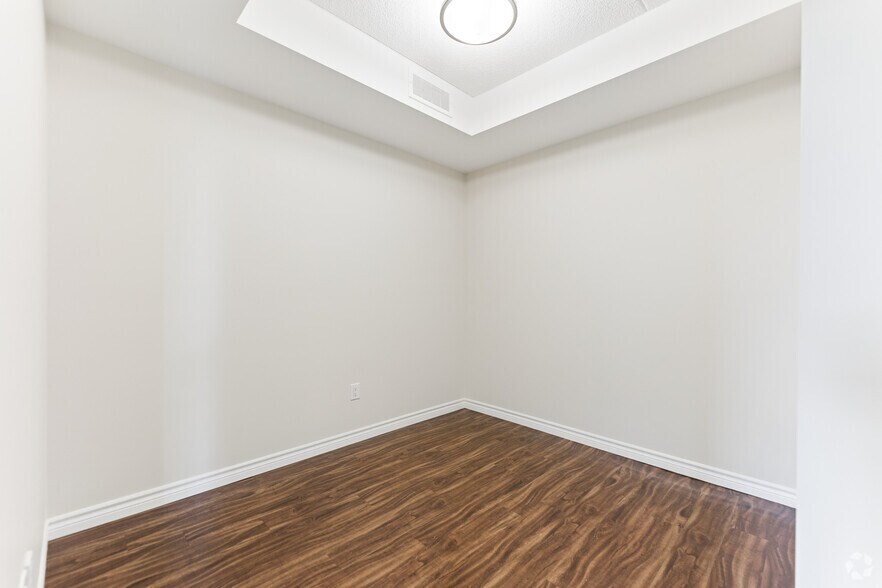 More Photos Of 550 Park Av W, Chatham Apartments For Sale