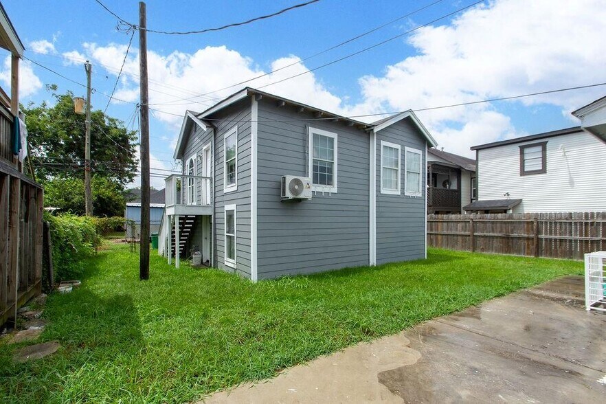 More Photos Of 2809 Market St, Baytown Office Residential For Lease