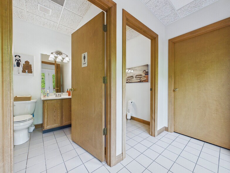 More Photos Of 5 Executive Woods Ct, Swansea Medical For Sale
