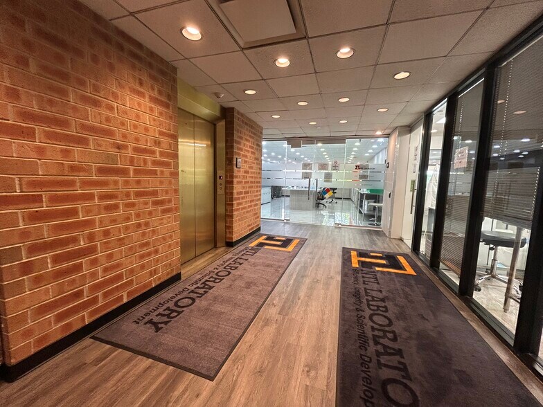 More Photos Of 8831-8833 Gross Point Rd, Skokie Office For Lease