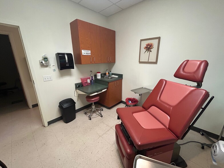 More Photos Of 128 NW 137th Dr, Jonesville Office For Lease