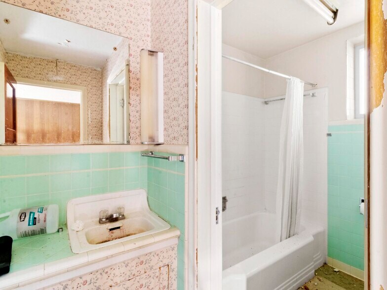 More Photos Of 905 W Spruce St, Rawlins Hotel For Sale