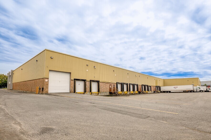 More Photos Of 1925-1985 Boul Hymus, Dorval Light Distribution For Lease