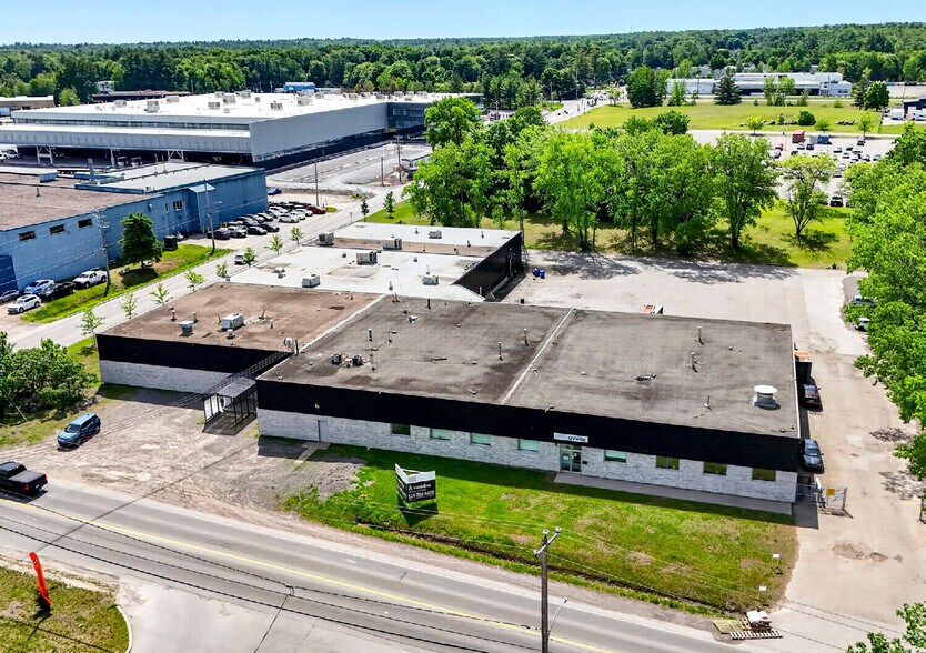 More Photos Of 40 Rue John-F.-Kennedy, Saint-Jérôme Warehouse For Sale