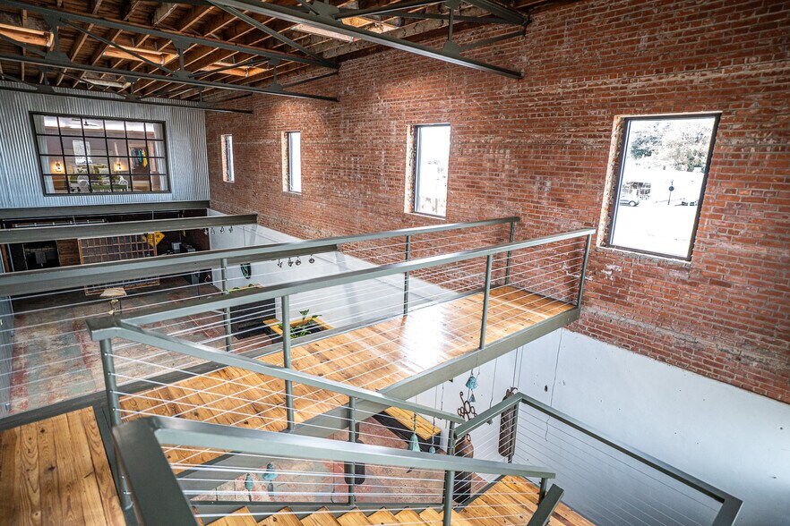 More Photos Of 1611 Washington St, Alexandria Showroom For Sale