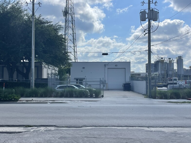 Primary Photo Of 1319 S Division Ave, Orlando Warehouse For Lease