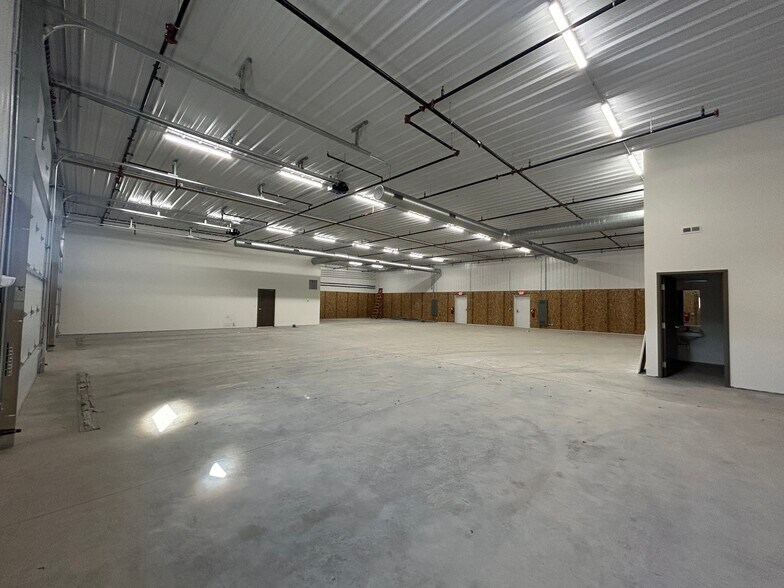 More Photos Of 620 Progress Ave, Munster Warehouse For Lease