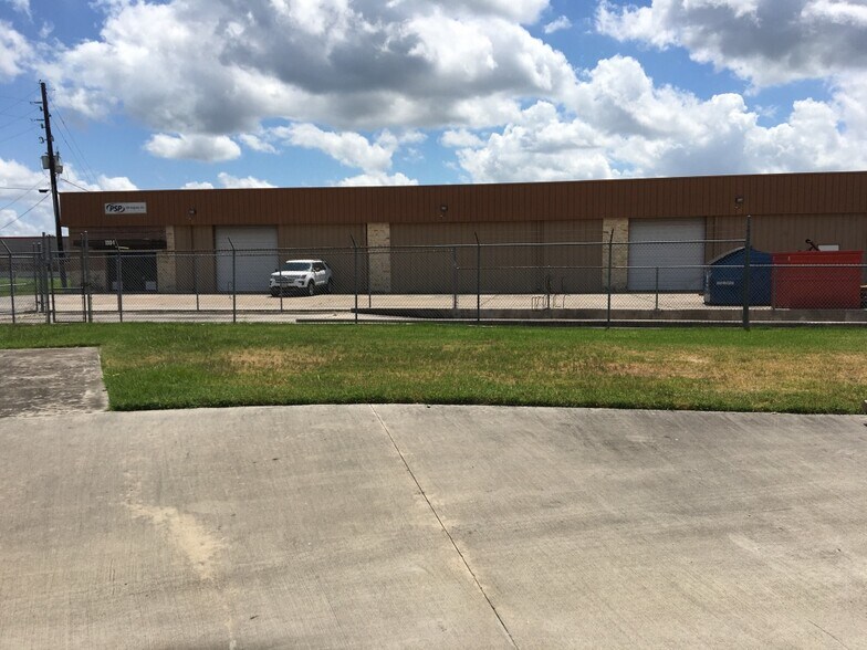 More Photos Of 1904 Humble Place Dr, Humble Industrial For Lease