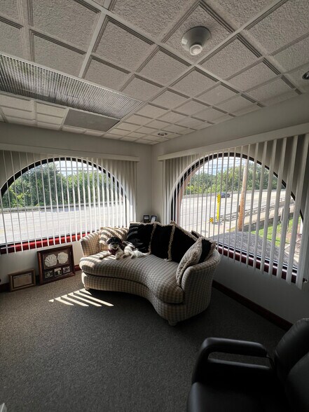 More Photos Of 115 N Prospect Ave, Itasca Showroom For Sale