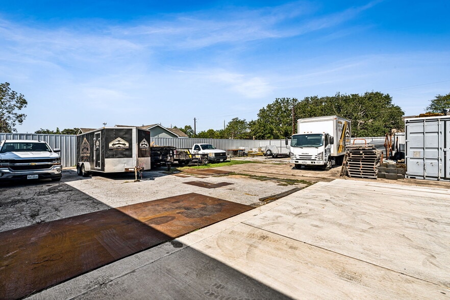 More Photos Of 5703-5705 Edgemoor Dr, Houston Warehouse For Sale