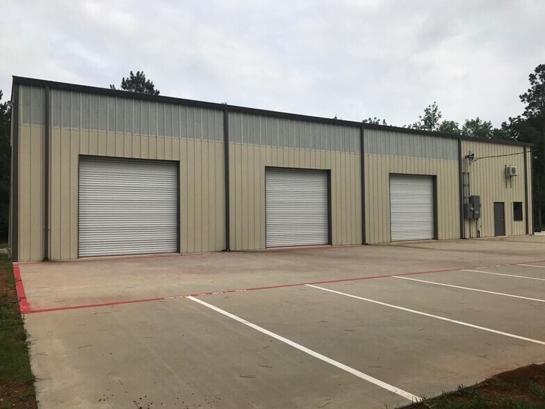 More Photos Of 1714 Airport Rd, Conroe Warehouse For Lease