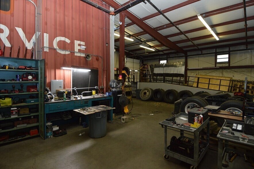 More Photos Of 384 Hartford Tpke, Shrewsbury Warehouse For Lease