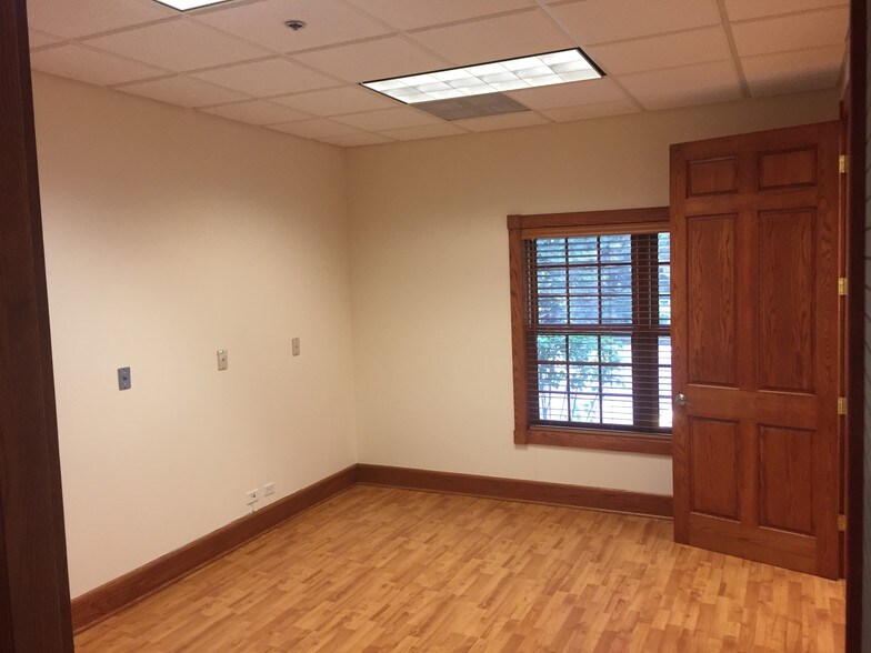 More Photos Of 1421-1431 McHenry Rd, Buffalo Grove Office For Sale