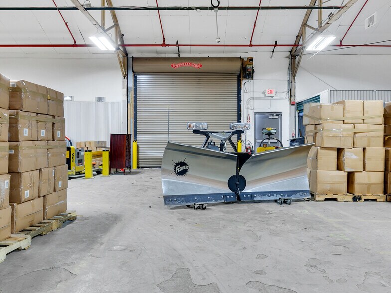 More Photos Of 16 Swamscott St, Newfields Warehouse For Lease