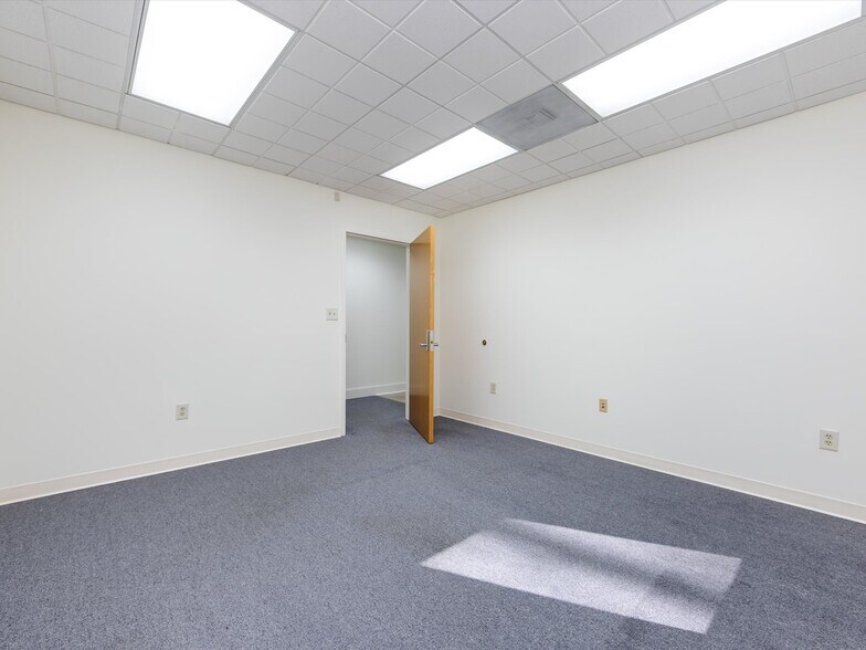 More Photos Of 1812 W Morehead St, Charlotte Office Residential For Lease