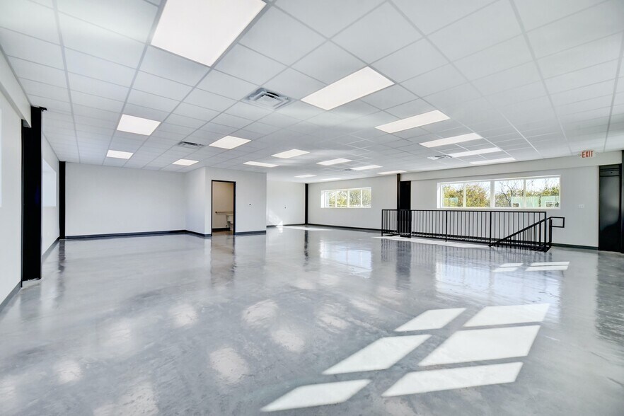 More Photos Of 11215 Conroy Ln, Austin Showroom For Lease