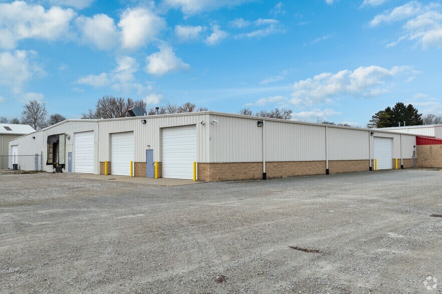More Photos Of 1701 W County Line Rd, Springfield Manufacturing For Lease