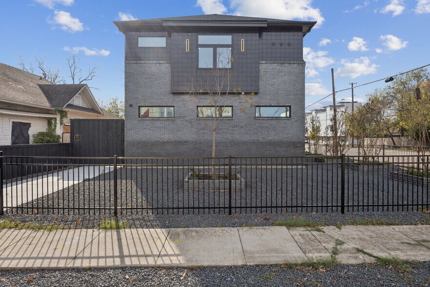 More Photos Of 446 Tyler St, Dallas Office For Sale