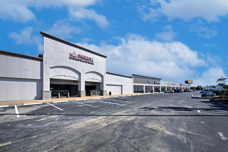 More Photos Of 3260 South Loop W, Houston Storefront For Sale