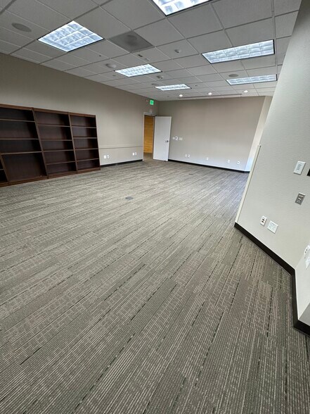 More Photos Of 950 E Blanco Rd, Salinas Office For Lease