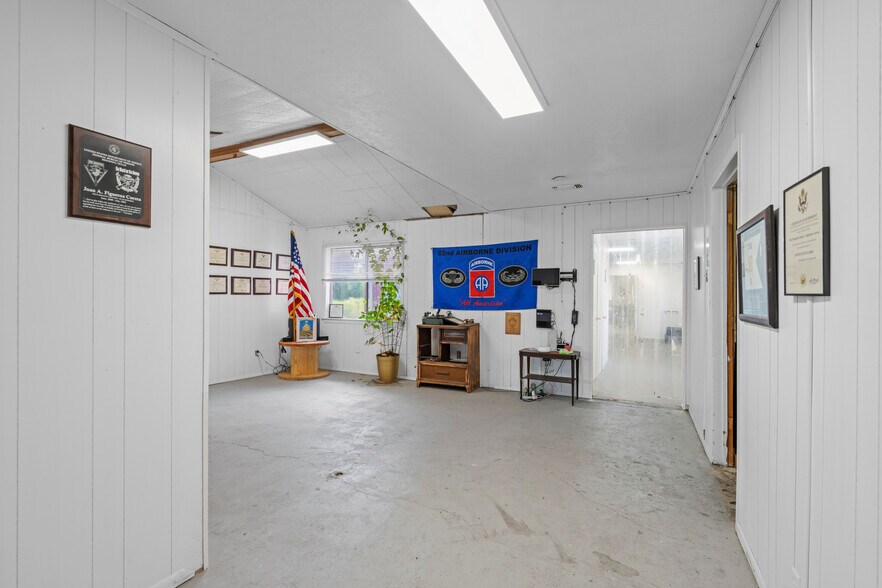 More Photos Of 9772 FM 1696 Rd, Bedias Storefront For Sale