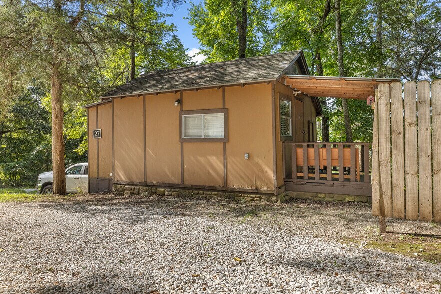 More Photos Of 621 Court St, Jasper Trailer Camper Park For Sale