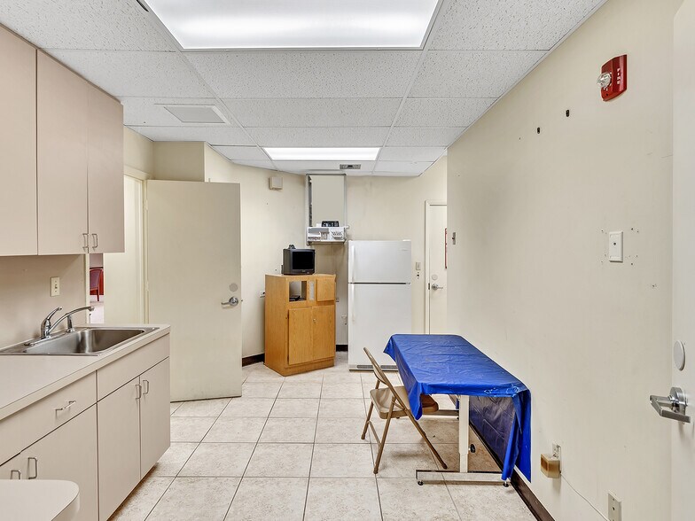 More Photos Of 4699 Nob Hill Rd, Sunrise Medical For Sale