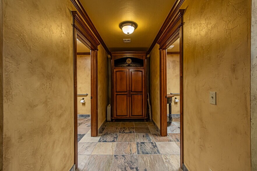 More Photos Of 1530 SW 89th St, Oklahoma City Office For Sale