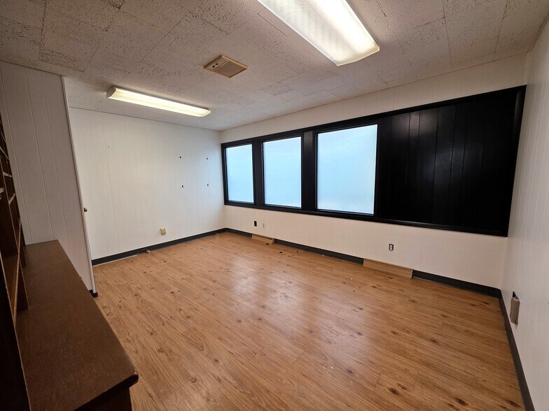 More Photos Of 3021 N Oakland Ave, Decatur Medical For Sale