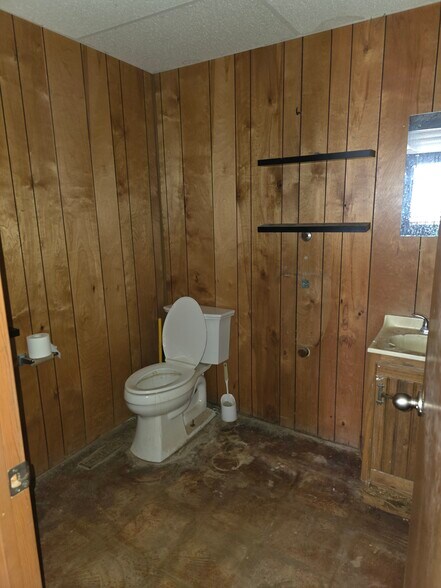 More Photos Of 320 S Taylor Rd, Watonga Warehouse For Sale