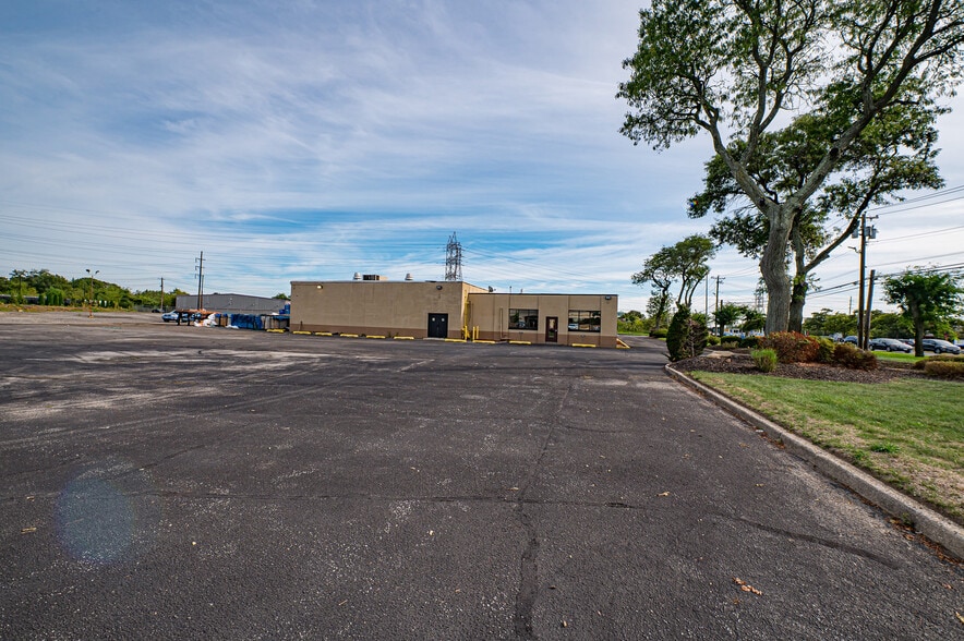 More Photos Of 585 Broadhollow Rd, Melville Warehouse For Lease