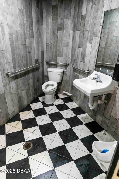 More Photos Of 747 W International Speedway Blvd, Daytona Beach Restaurant For Sale