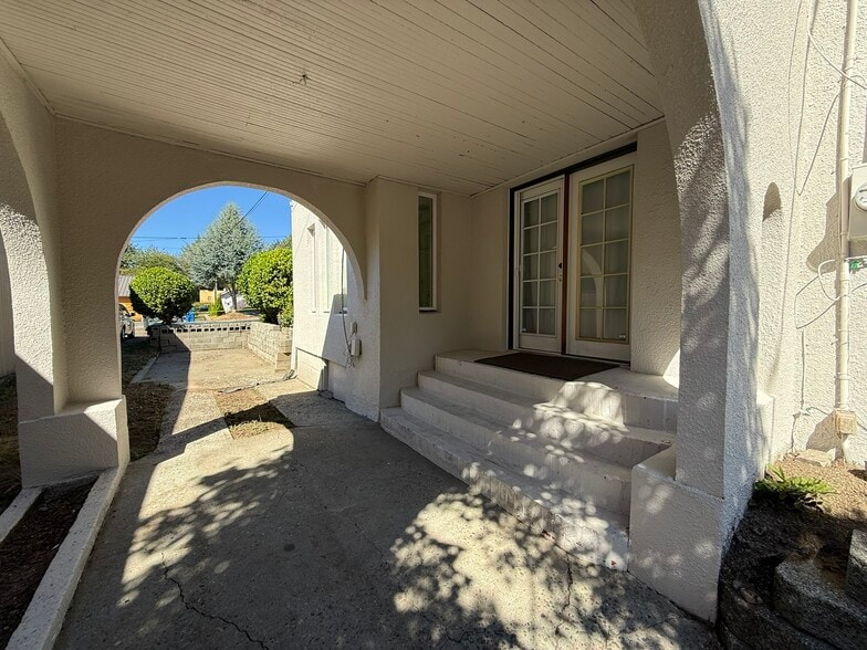 More Photos Of 1718 4th Ave E, Olympia Office Residential For Lease