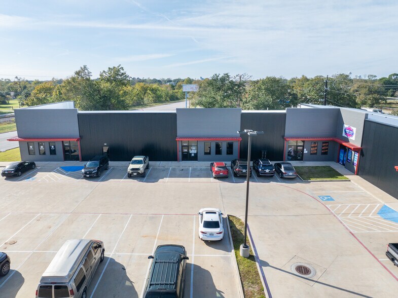 More Photos Of 40190 Bus US-290, Waller Light Distribution For Lease