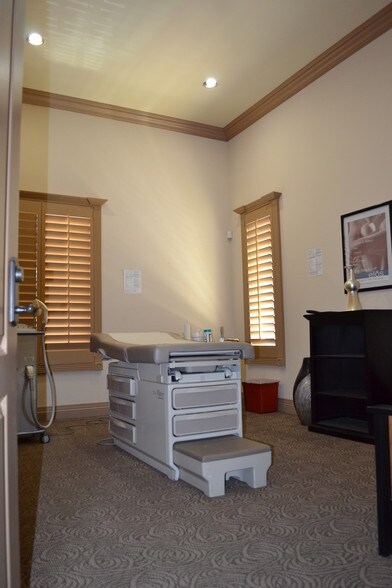 More Photos Of 154 N Festival Dr, El Paso Medical For Sale